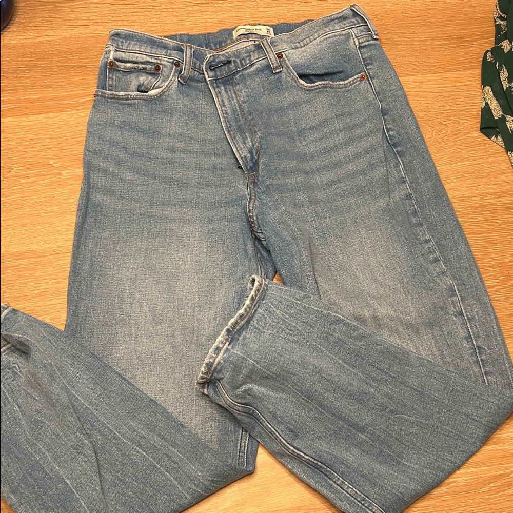 Abercrombie “The Mom High Rise” - Medium wash